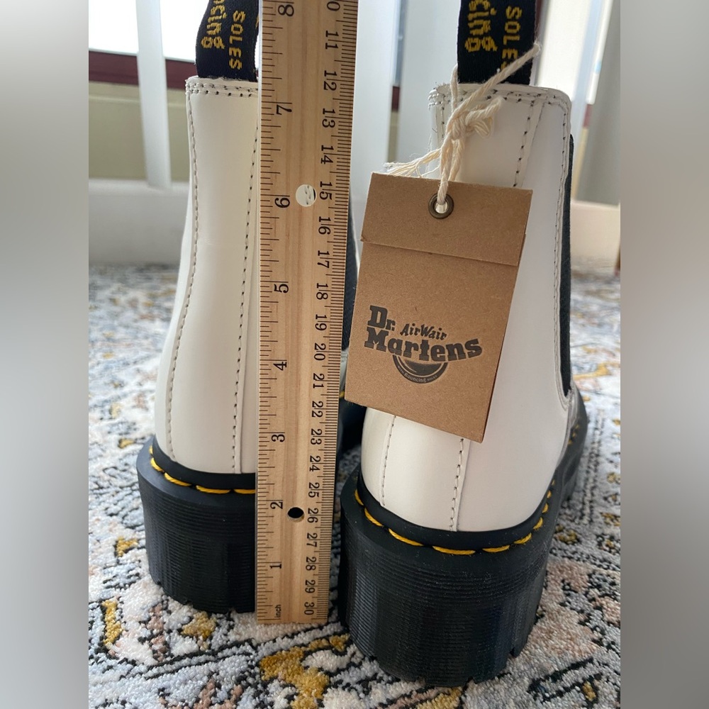 Dr. Martens Unisex 2976 Chelsea Boot - Picture 4 of 11